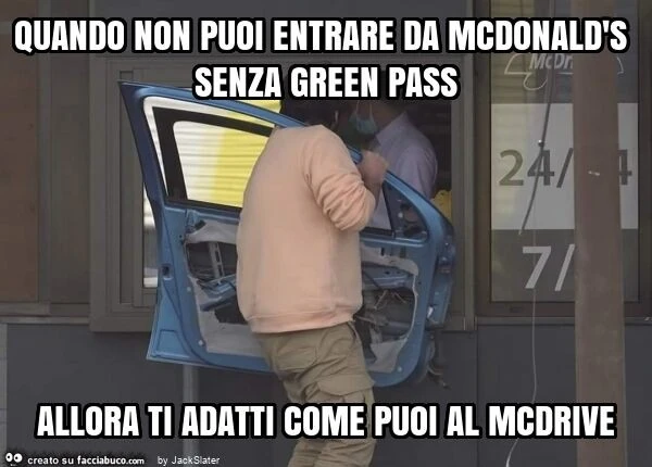 Quando non puoi entrare da mcdonald's senza green pass allora ti adatti come puoi al mcdrive