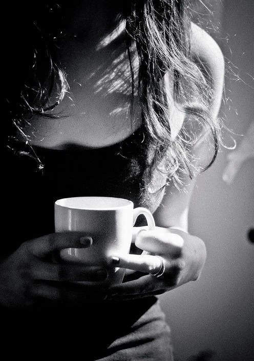 Ragazza con tazza