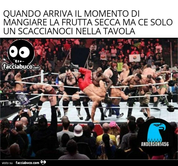 Quando arriva il momento di mangiare la frutta secca ma ce solo un scaccianoci nella tavola