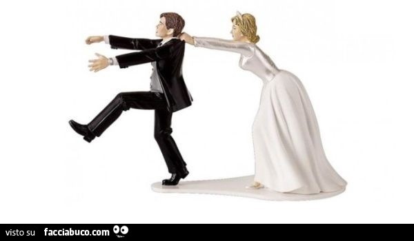 Statuetta sposa trattiene lo sposo che scappa