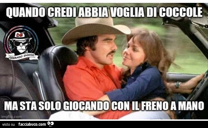 Quando credi abbia voglia di coccole ma sta solo giocando
