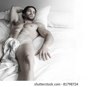 Uomo nudo a letto
