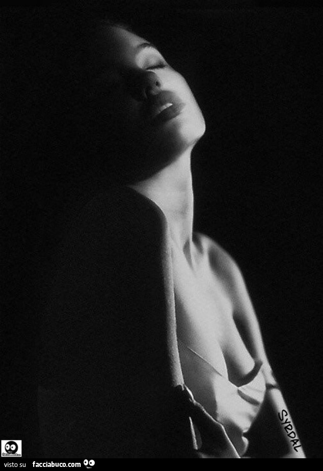Fotografia di donna sensuale in bianco e nero