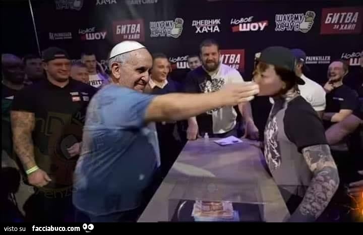 Schiaffo Papa Francesco