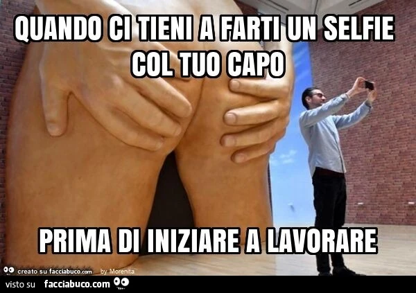 Quando ci tieni a farti un selfie col tuo capo prima di iniziare a lavorare