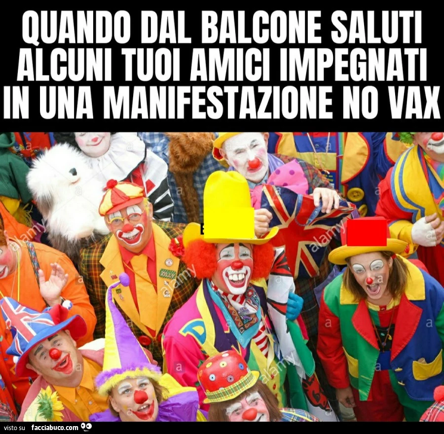 Quando dal balcone saluti alcuni tuoi amici impegnati in una manifestazione no vax