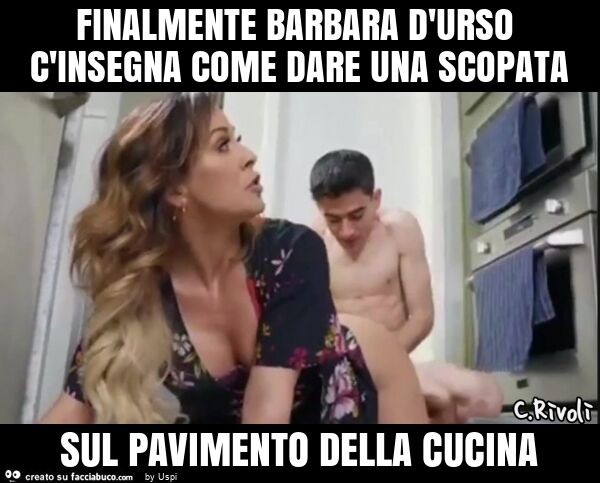 Finalmente barbara d'urso c'insegna come dare una scopata sul pavimento della cucina