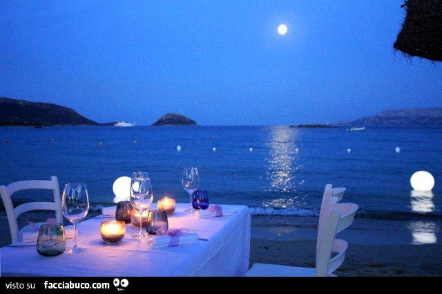 Tavolo in riva al mare