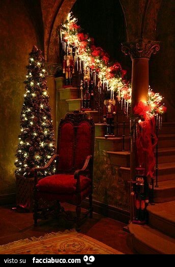 Scalinata decorata a tema natalizio