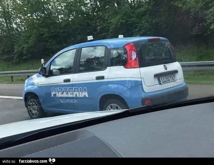 Auto polizia con scritta pizzeria
