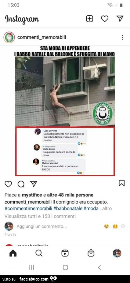 Sta moda di appendere i babbo dal balcone sfuggita di mano. Dall'abbigliamento non si capisce se sia babbo natale, l'idraulico o il postino