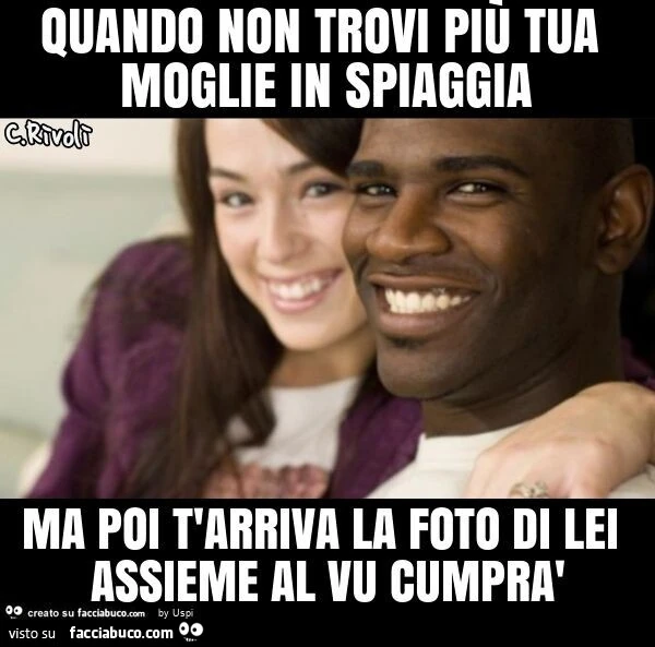 Quando non trovi più tua moglie in spiaggia ma poi t'arriva la foto di lei assieme al vu cumprà