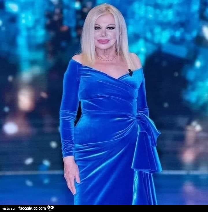 Sandra Milo in abito blu