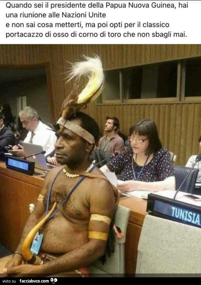 Quando sei il presidente della papua nuova guinea, hai una riunione alle nazioni unite e non sai cosa metterti, ma poi opti per il classico portacazzo di osso di corno di toro che non sbagli mai