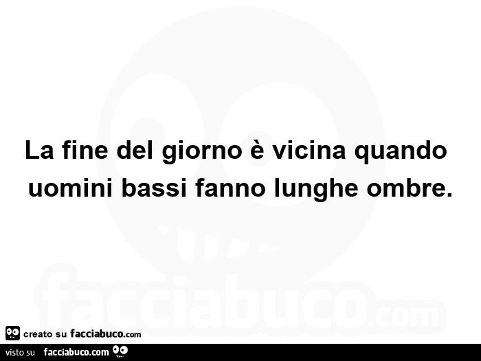 La fine del giorno è vicina quando uomini bassi fanno lunghe ombre