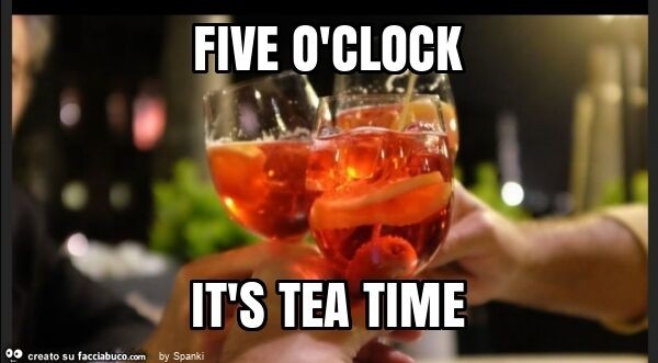Five òclock it's tea time