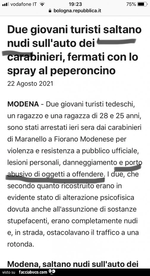 Due giovani turisti saltano nudi sull'auto dei carabinieri, fermati con lo spray al peperoncino