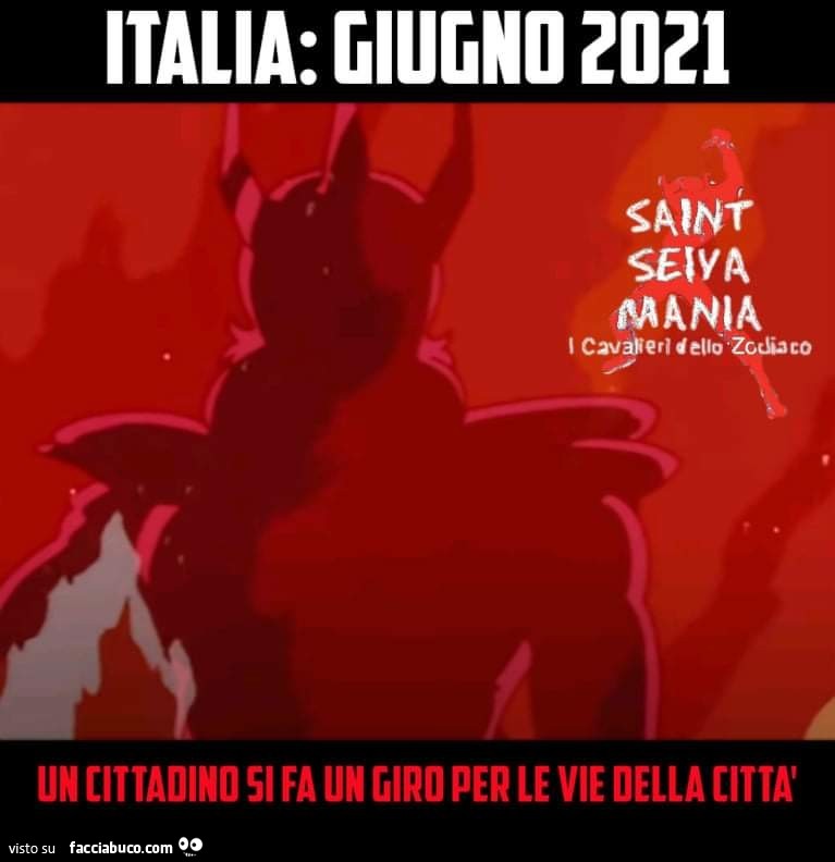 Italia: giugno 2021. Un cittadino si fa un giro per le vie della città