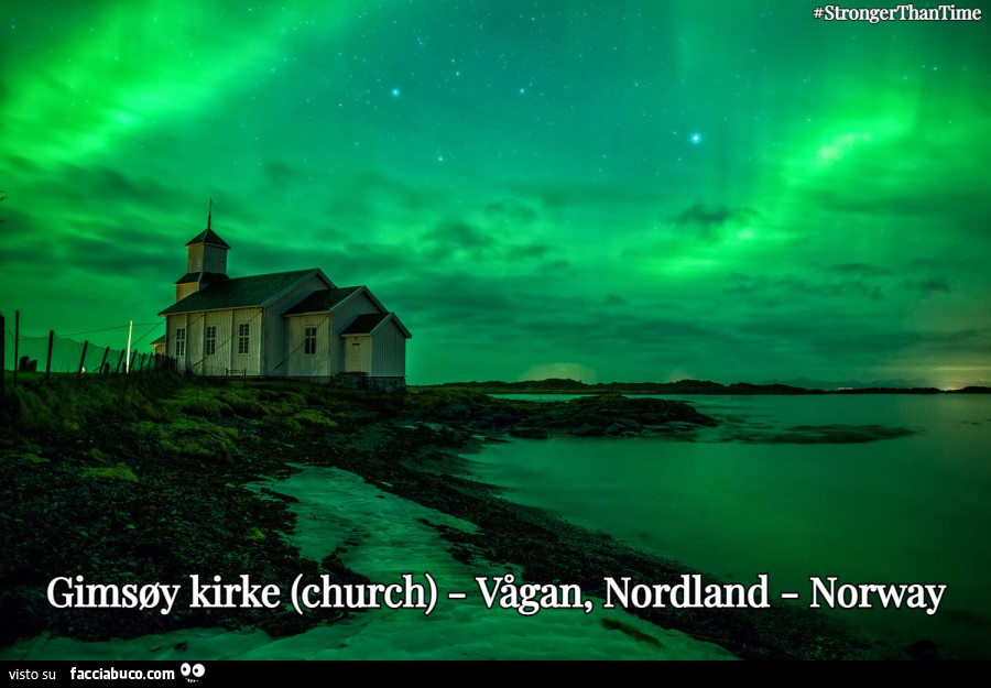 Piccola chiesa norvegese in riva al mare