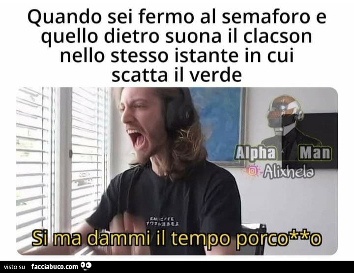 Quando sei fermo al semaforo e quello dietro suona il clacson