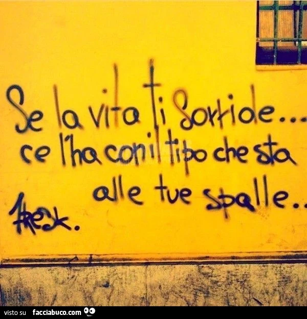 Se la vita ti sorride, ce l'ha con il tipo che sta alle tue spalle